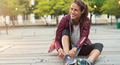O HIIT combina exercícios intensos com pausas curtas e pode ser feito sem equipamentos