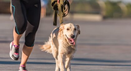 Pessoa praticando corrida ao lado de seu cachorro