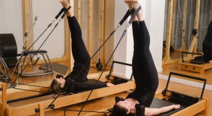 Imagem de duas mulheres fazendo pilates