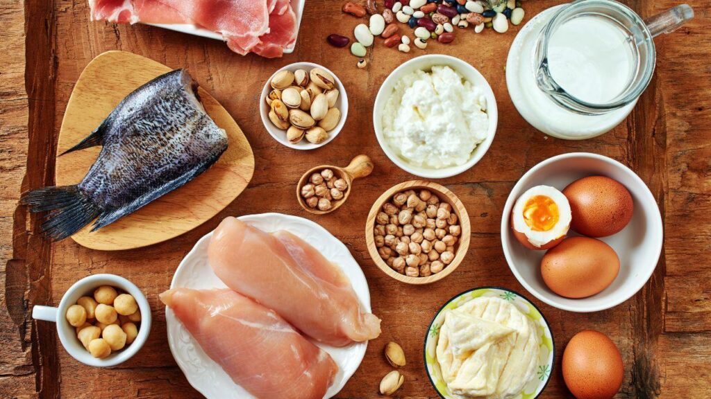 Imagem de uma mesa com carne de frango, boi, peixe, queijo, leite, soja
