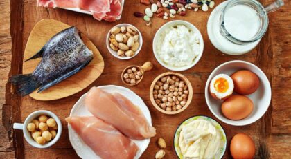 Imagem de uma mesa com carne de frango, boi, peixe, queijo, leite, soja