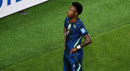 Imagem de Vini Jr. em campo com a camisa da Seleção Brasileira