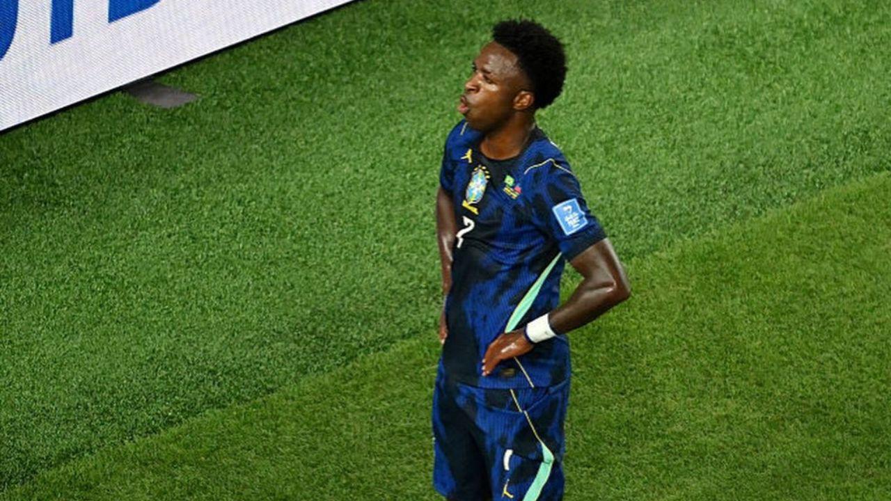Imagem de Vini Jr. em campo com a camisa da Seleção Brasileira