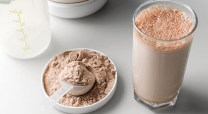 Imagem de uma porção de whey em um scoop e um copo com whey de chocolate pronto