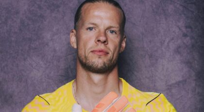 Foto mostra Ørjan Nyland. Homem branco, olhos claros, loiro, cabelo amarrado para trás, usando luvas de goleiro.
