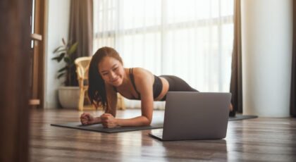 Mulher fazendo prancha na frente de um computador.