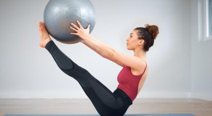 A bola de pilates pode transformar treinos simples em exercícios completos para o corpo