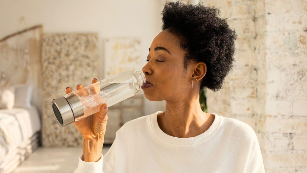 Água e bem-estar: sinais de que seu corpo está pedindo mais hidratação