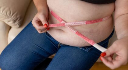 Imagem de uma pessoa medindo a circunferência da barriga
