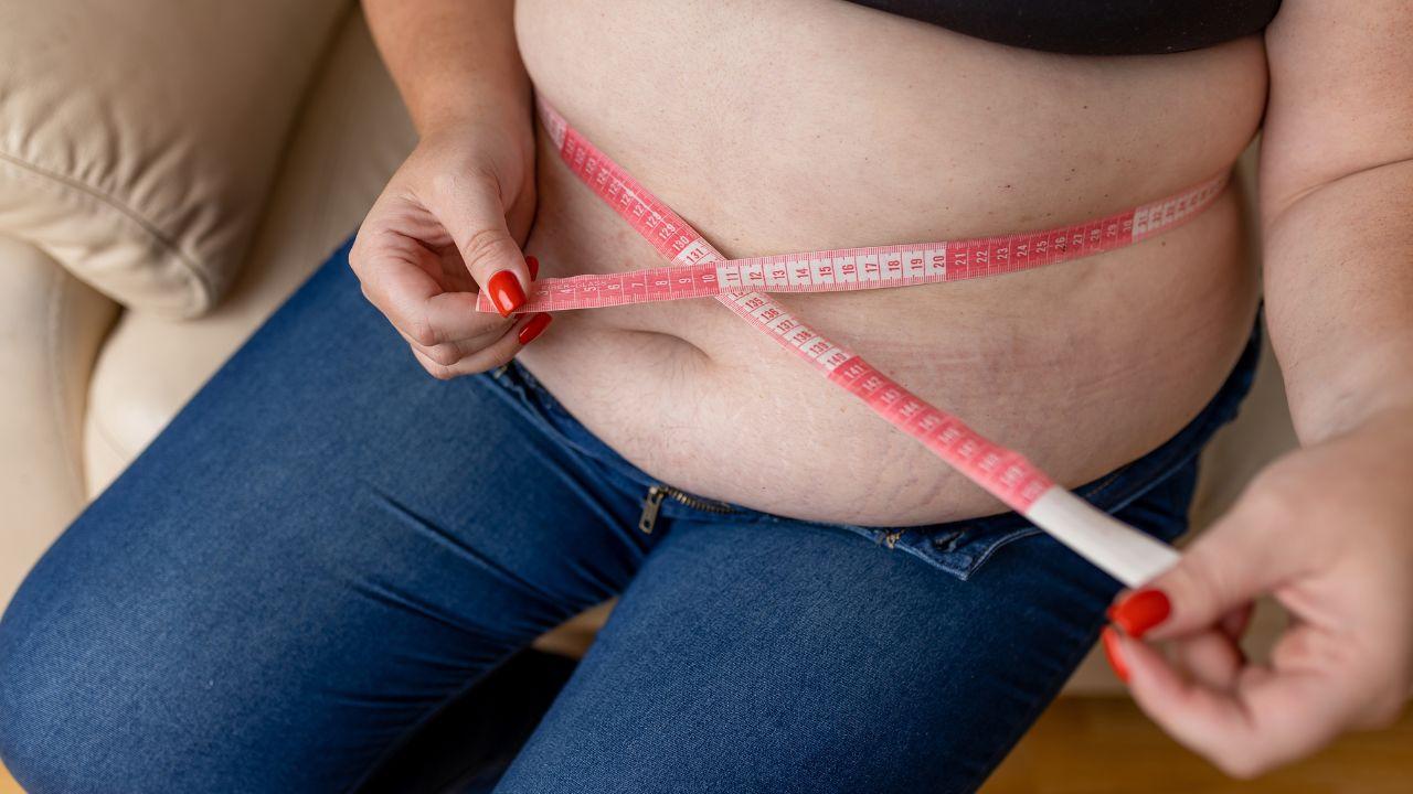 Imagem de uma pessoa medindo a circunferência da barriga