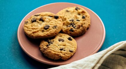 Imagem de um prato com três cookies