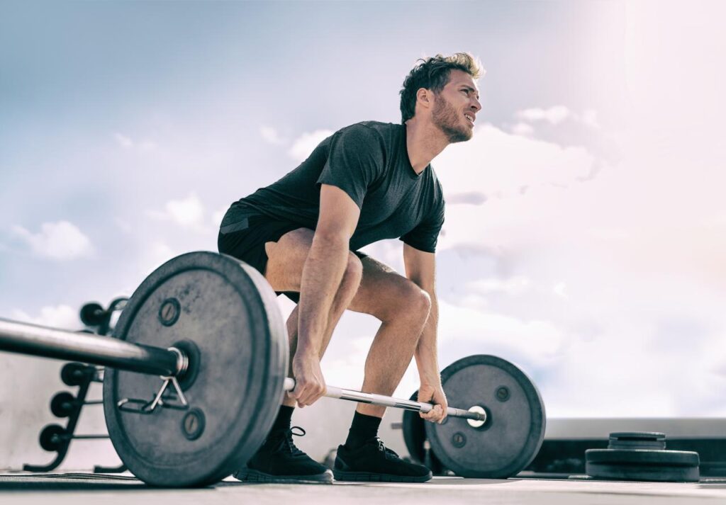 Exercícios como hip thrust e stiff ajudam a trabalhar músculos semelhantes aos do levantamento terra