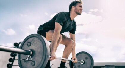 Exercícios como hip thrust e stiff ajudam a trabalhar músculos semelhantes aos do levantamento terra