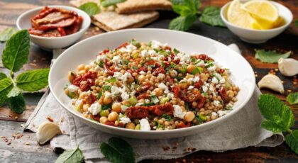 Imagem de uma salada de grão de bico com queijo branco