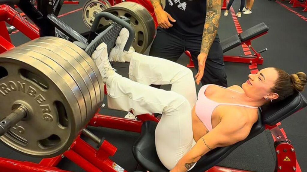 Imagem de Juju Salimeni fazendo leg press