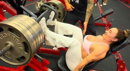 Imagem de Juju Salimeni fazendo leg press