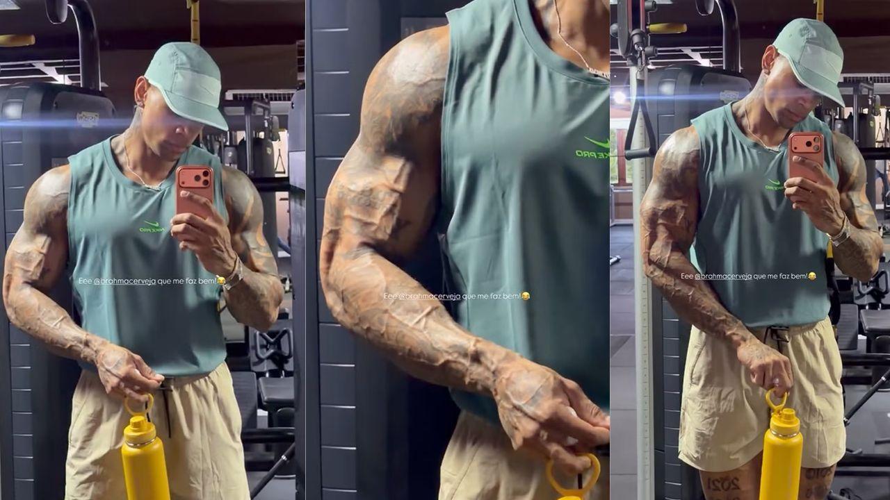 Foto: Reprodução/Instagram Léo Santana tirando foto na frente do espelho mostrando os músculos dos braços.