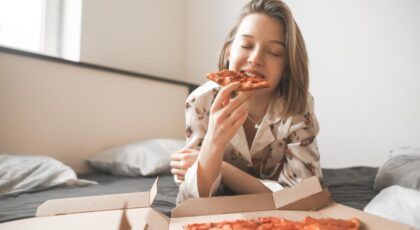 Mulher comendo pizza