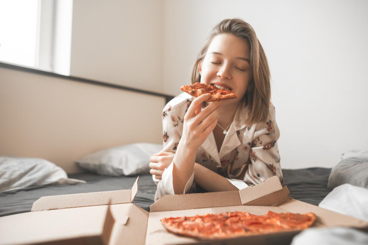 Mulher comendo pizza