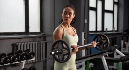 Mulher fazendo musculação antes do cardio