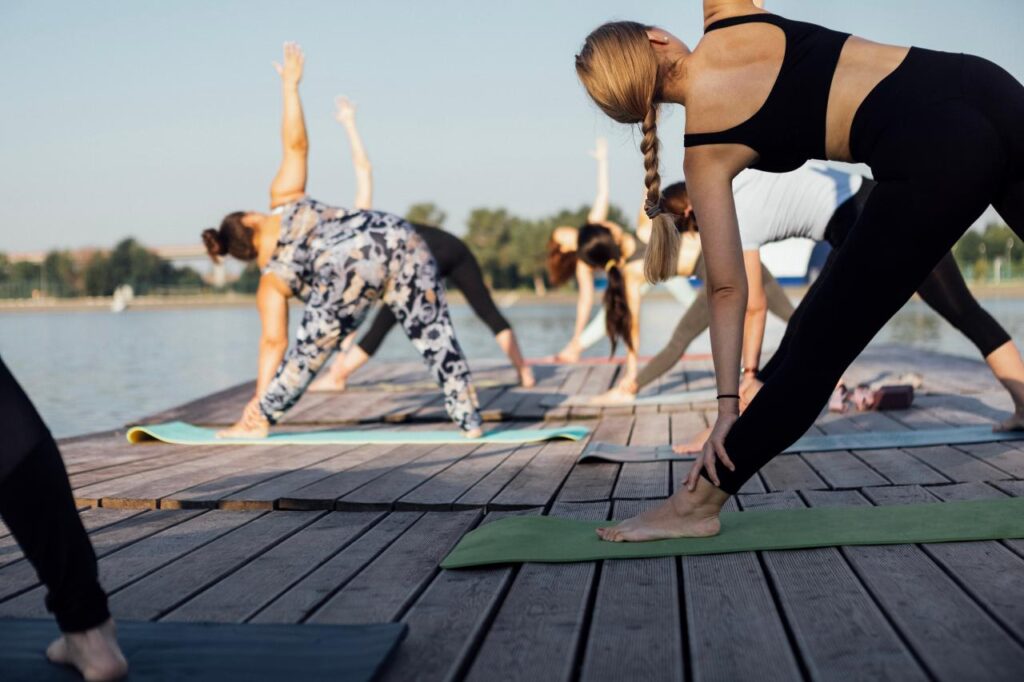 mulheres praticando Yoga