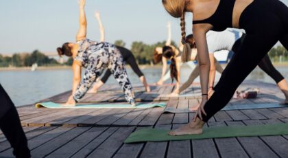 mulheres praticando Yoga