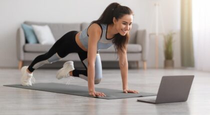 O pilates de parede é uma opção prática para quem quer começar a se exercitar em casa
