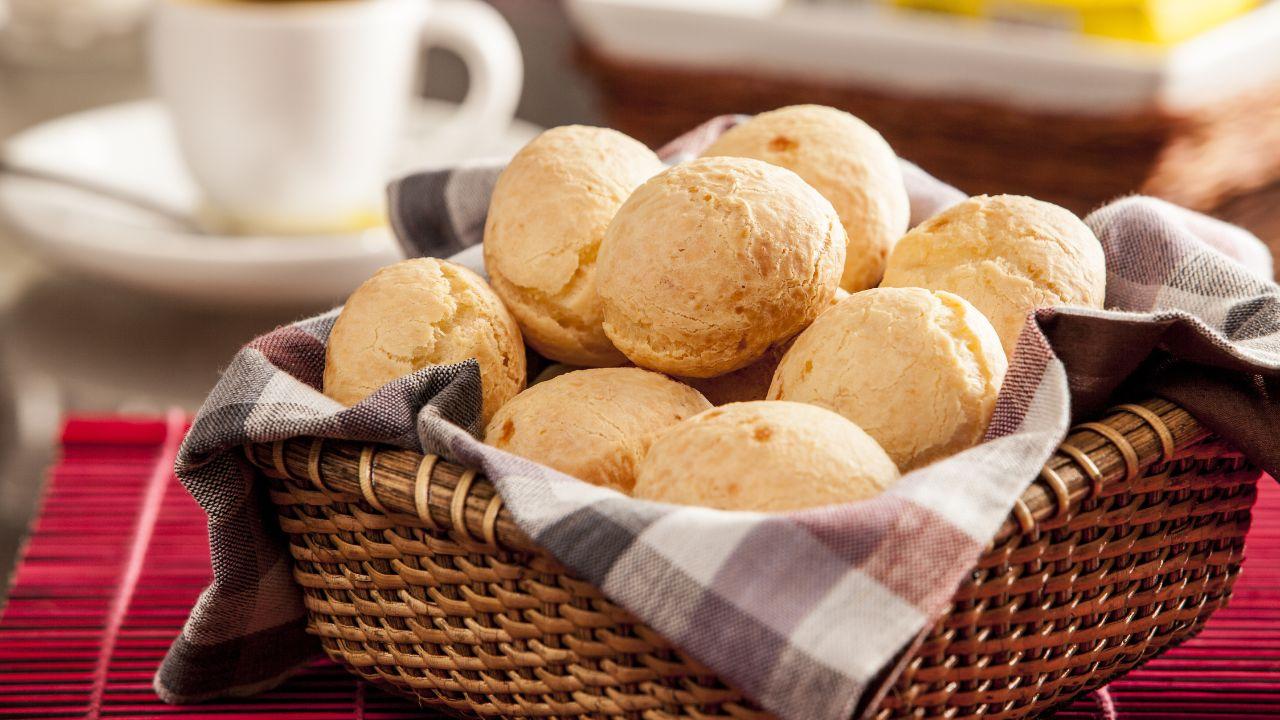 Imagem de uma cesta de pão de queijo