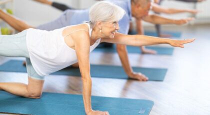 Imagem de uma senho fazendo pilates