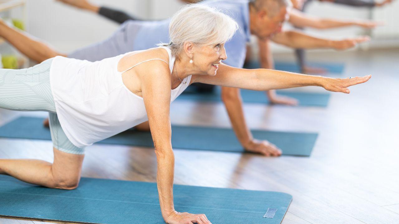 Imagem de uma senho fazendo pilates