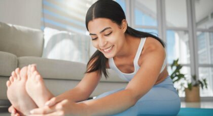 Imagem de uma mulher alongando no pilates