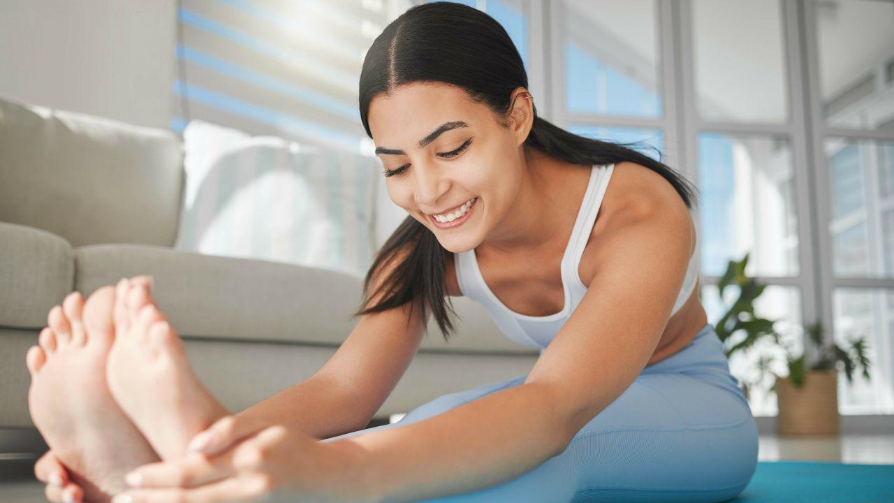 Imagem de uma mulher alongando no pilates