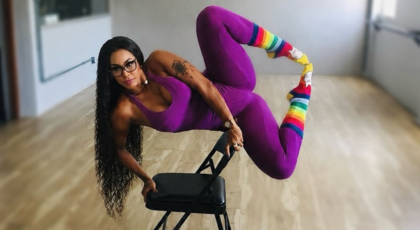 Rosiane Pinheiro chamou atenção ao mostrar uma posição avançada durante aula de Chair Dance