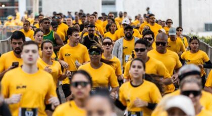 Imagem de pessoas correndo com camisetas amarelas