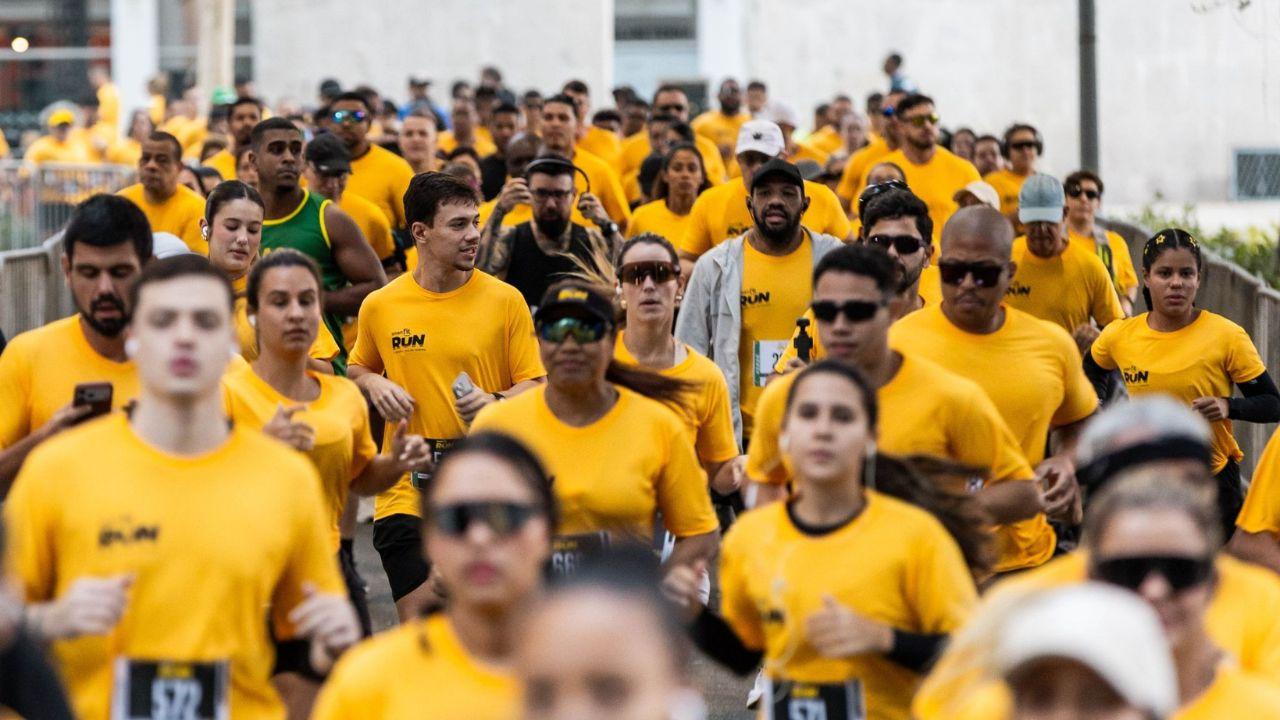 Imagem de pessoas correndo com camisetas amarelas