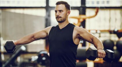 Um treino variado ajuda a desenvolver todas as porções dos ombros
