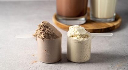 Imagem de dois scoops de whey