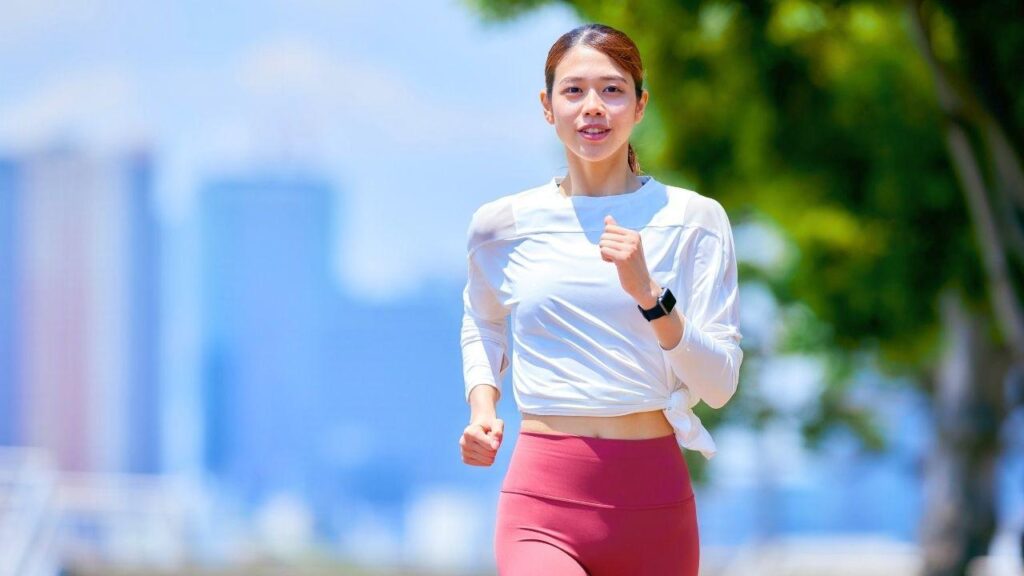 Correr com endometriose: quando a corrida ajuda e quando piora a dor