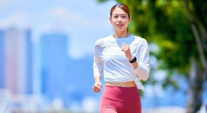 Correr com endometriose: quando a corrida ajuda e quando piora a dor
