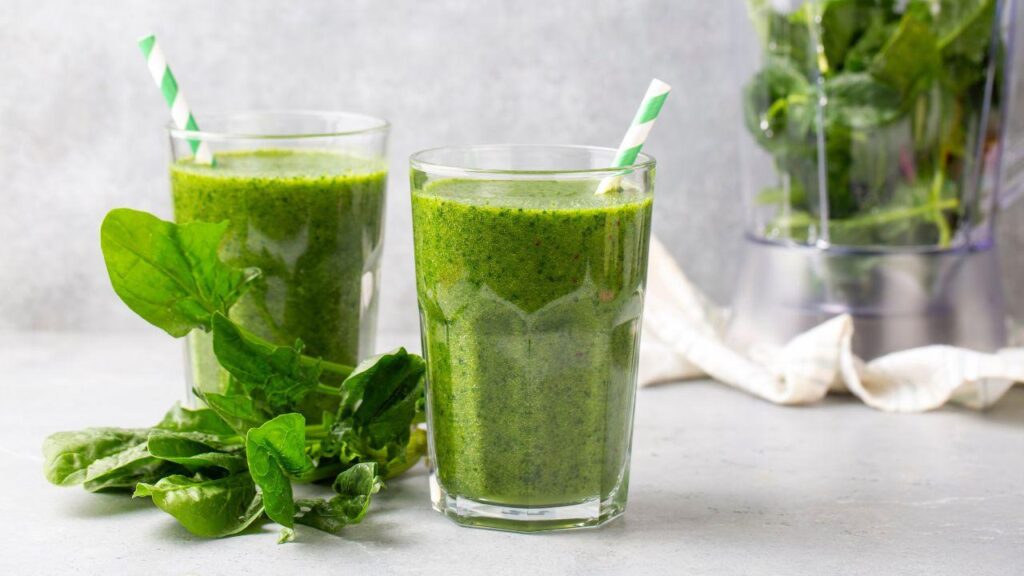 Imagem de dois copos de suco detox