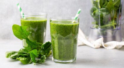 Imagem de dois copos de suco detox