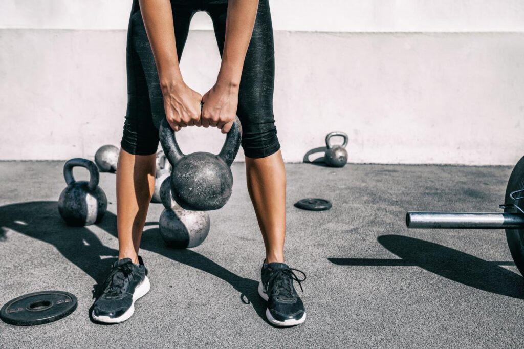 Exercícios com kettlebell ajudam a desenvolver força e resistência em glúteos e pernas