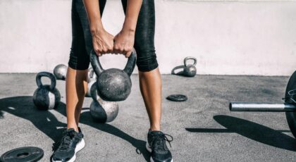 Exercícios com kettlebell ajudam a desenvolver força e resistência em glúteos e pernas