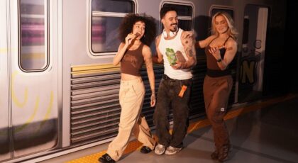 Imagem de três dançarinos da FitDance comendo snacks da Fitzei