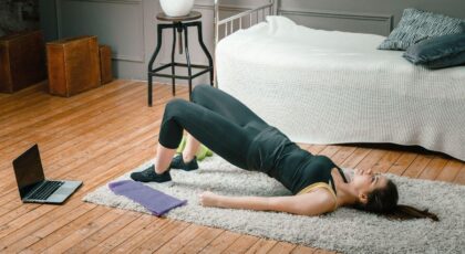 Imagem de uma mulher fazendo elevação pélvica no chão da sala