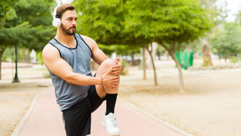 Imagem de um homem aquecendo para correr
