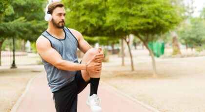 Imagem de um homem aquecendo para correr