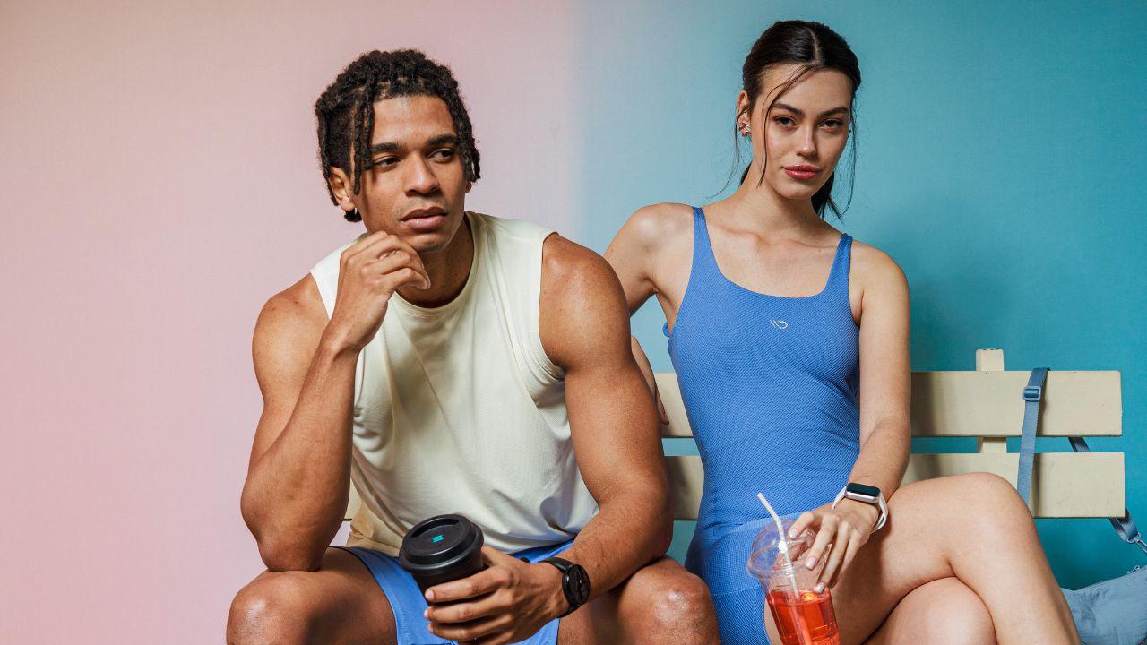 Imagem de um homem e uma mulher usando roupas de academia