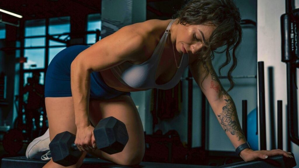 Musculação feminina: mitos, verdades e ajustes que melhoram seus resultados
