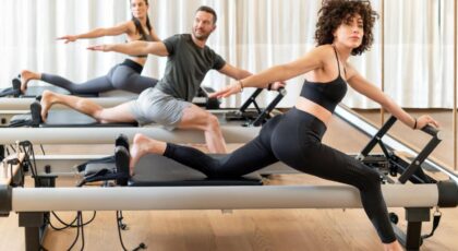 O Pilates pode ser praticado no solo ou em aparelhos, e a escolha depende dos objetivos e da condição física de cada pessoa